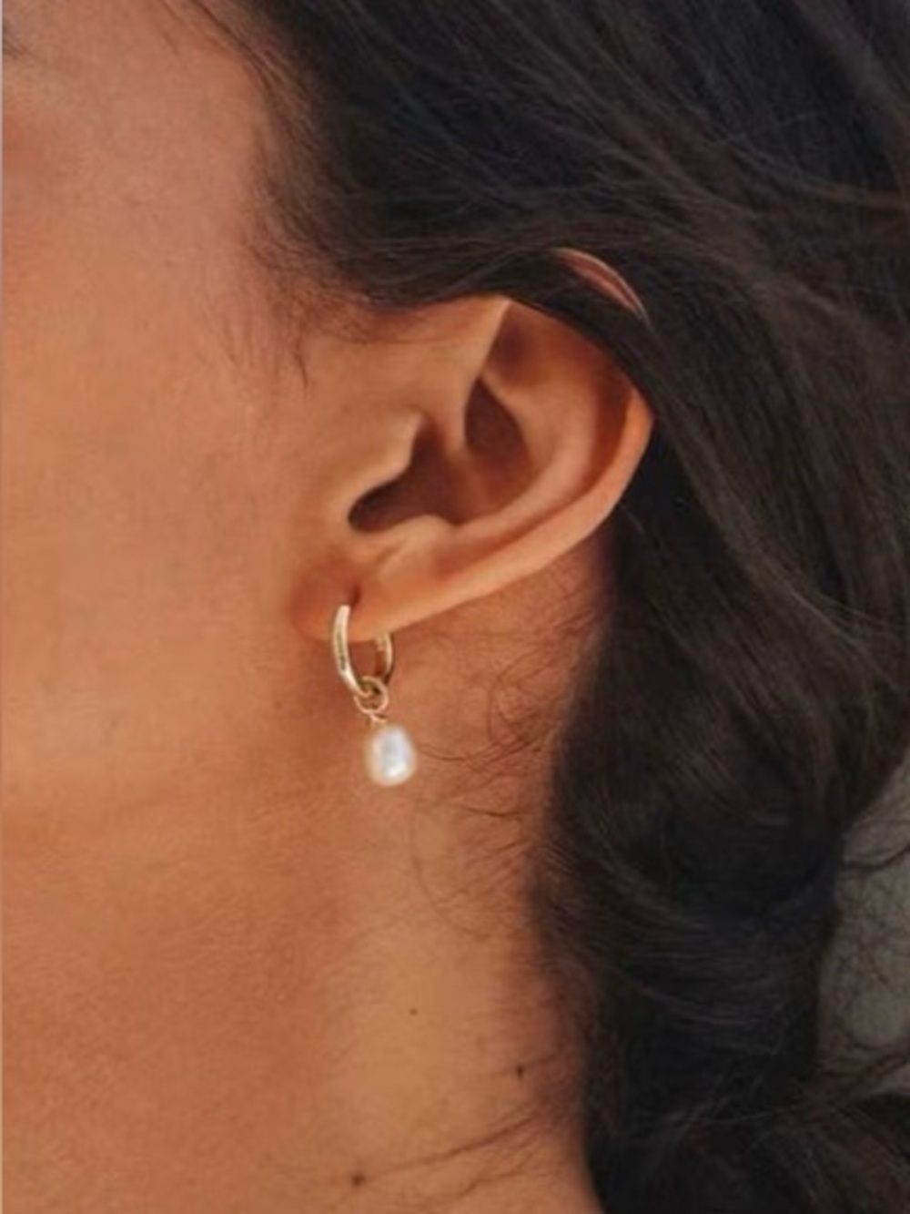 NWT- Kendra Scott Willa Huggie Silver Hoop Earrings with White Pearl Drops
